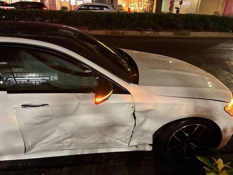 第2起事故由黄姓男子驾驶自小客车，沿敦化南路2段快车道左转和平东路3段时，疑未礼让直行车先行，导致与对向林姓男子驾驶的自小客车发生碰撞，造成林男右手大姆指骨折。（记者陆运锋翻摄）