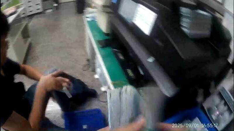 警方与虚币实体店扣回现金。（记者徐圣伦翻摄）
