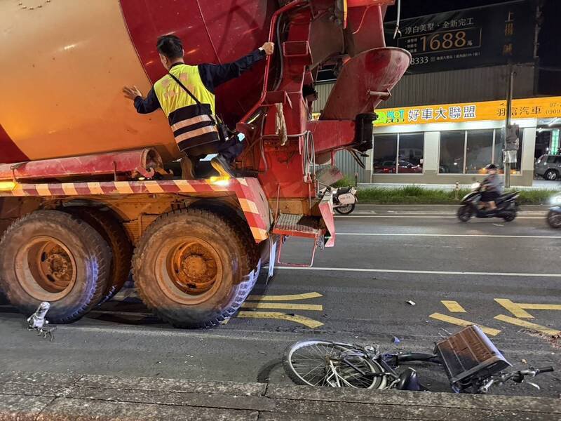 水泥预拌车辗过颜妇，现场血肉模糊，脚踏车支离破碎。（民众提供）