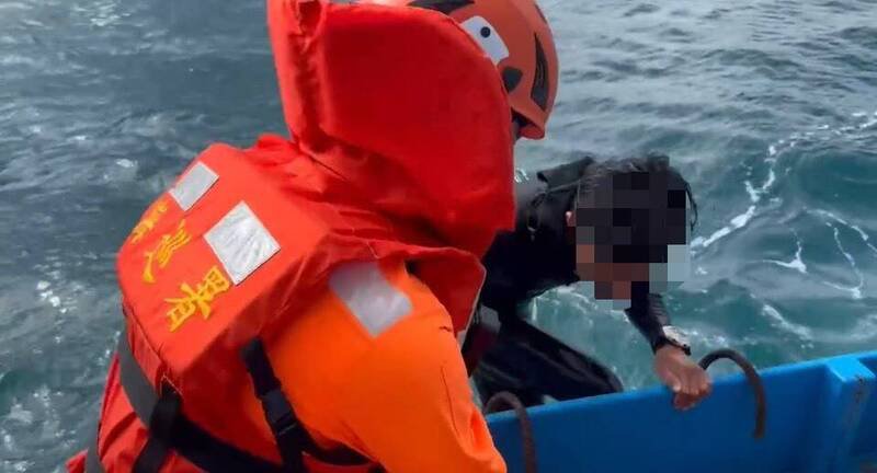 透过渔船将冲浪客救起。（第一三岸巡队提供）