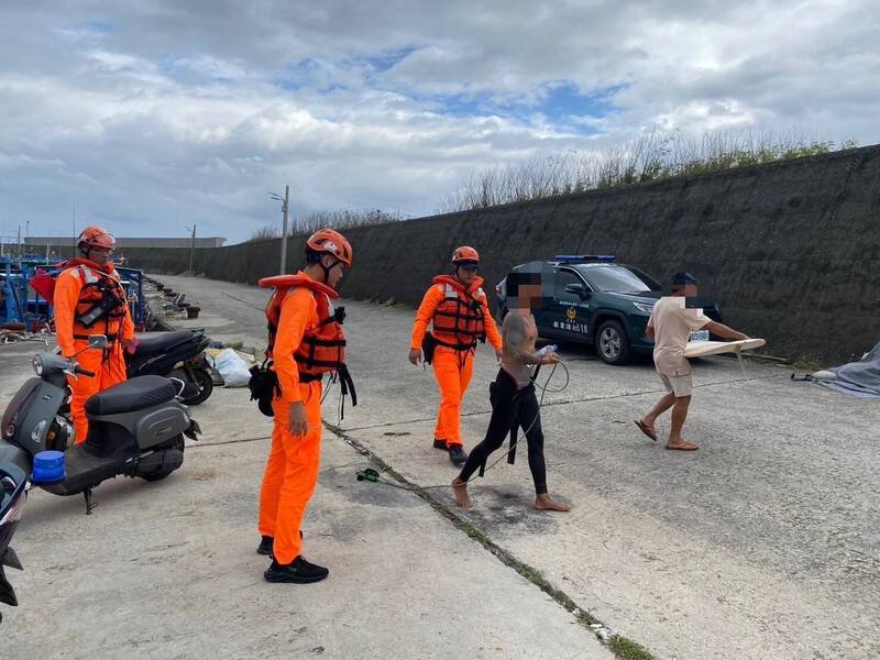 冲浪客返回岸上，有惊无险。（第一三岸巡队提供）
