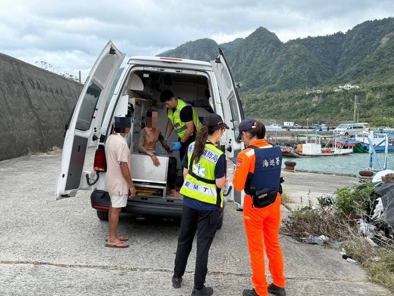 冲浪客返回岸上，有惊无险。（第一三岸巡队提供）