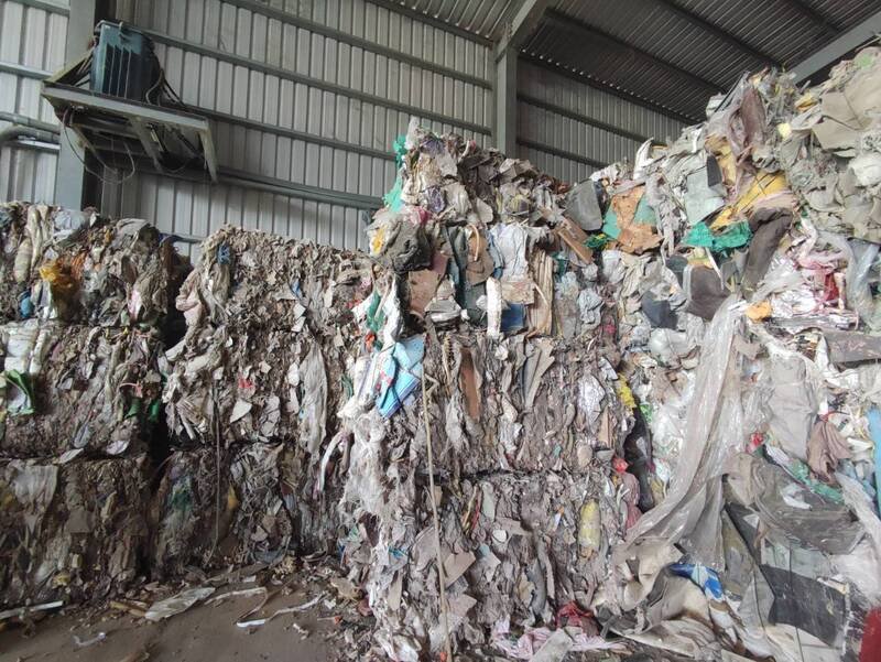 基隆地检署检察官李承晏、萧咏励去年8月指挥内政部警政署保安警察第七总队第三大队等单位，侦破这起以合法掩护非法的跨国输出废弃物案。（记者林嘉东翻摄）