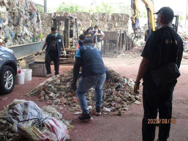 基隆地检署检察官李承晏、萧咏励去年8月指挥内政部警政署保安警察第七总队第三大队等单位，侦破这起以合法掩护非法的跨国输出废弃物案。（记者林嘉东翻摄）