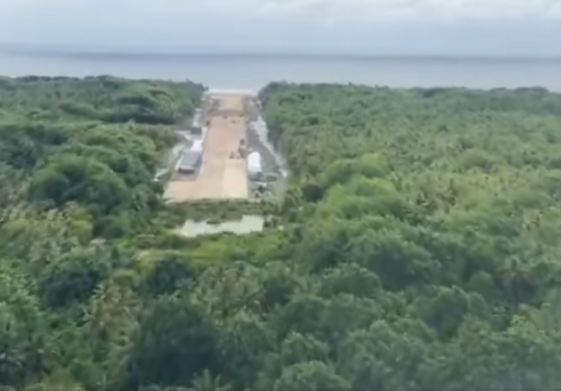 中国正在西太平洋岛国密克罗尼西亚（Micronesia）重建一个二战时期大日本帝国使用的飞机跑道。（图翻摄自Cleo Paskal_X平台）
