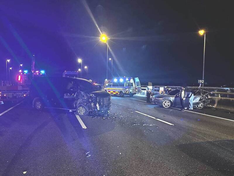 厢型车与轿车分受程度不一的毁损。（图由国道七队提供）