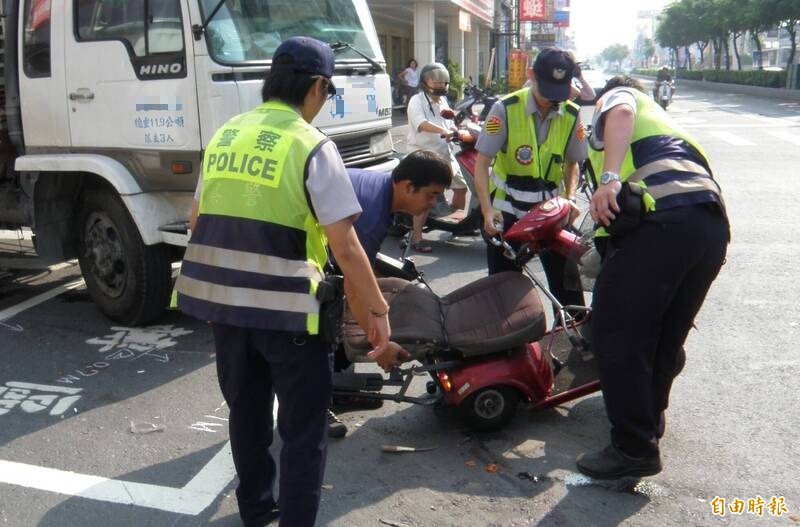 路上常见长者骑电辅车代步，驾驶应保持注意。示意照，非本案事故。（记者李立法摄）