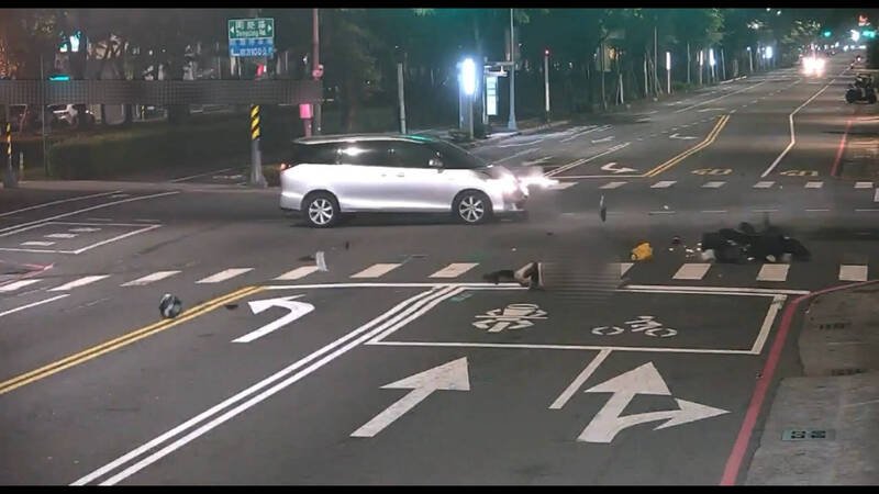 银色休旅车闯红灯，机车女骑士遭撞击倒地，翻滚数公尺。（民众提供）