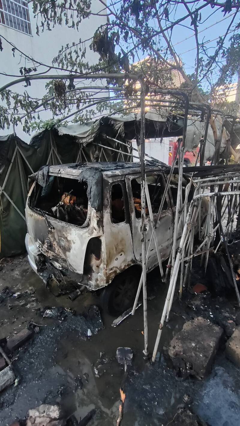 杂草火警延烧，汽车被波及烧毁。（民众提供）