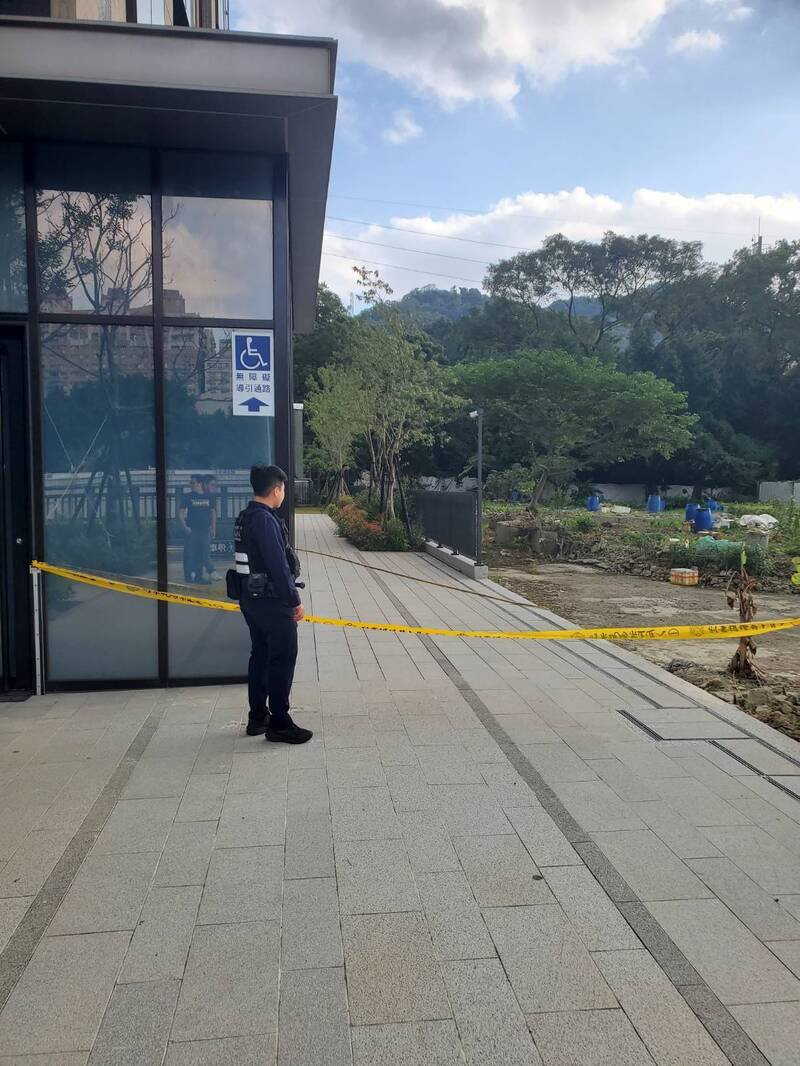 警方将案发现场围起封锁线。（记者徐圣伦翻摄）