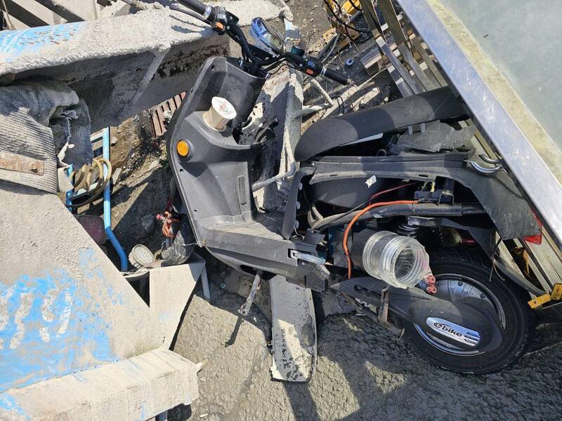 李男驾驶水泥预拌车翻覆，压坏周边三车。(警方提供)