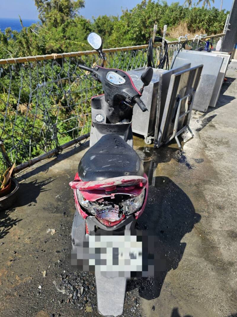 李男驾驶水泥预拌车翻覆，压坏周边三车。(警方提供)