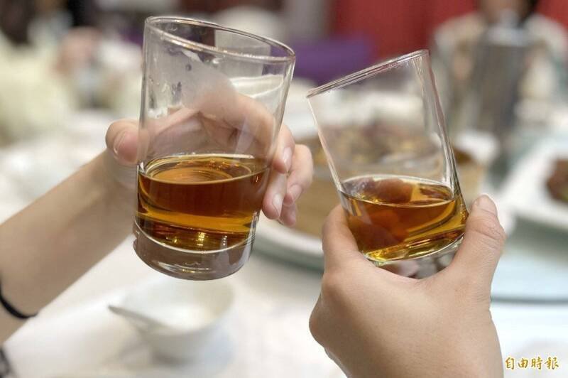 47岁廖姓男子拒绝酒测遭罚锾117.9万元，因逾期未缴纳移送行政执行署桃园分署执行，分署人员发现他长期深陷酒瘾困扰，经协调后成功接受治疗，也答应以分期付款方式缴纳罚款。示意图。（资料照）