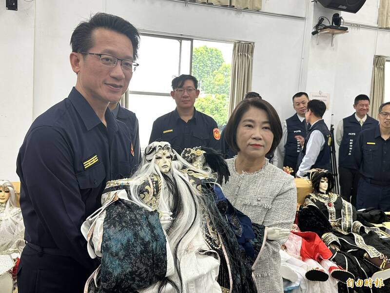 屏东县警察局长甘炎民（左）对康诈团，已发起「抢救人性」的总体战。（记者蔡宗宪摄）