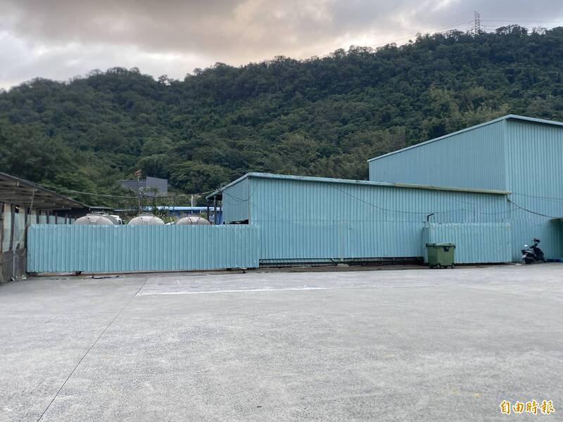 基隆地检署侦办将诚公司涉偷排废油污水案，10日搜索将诚公司，查扣公司油罐车与储油槽等机具。（记者林嘉东摄）