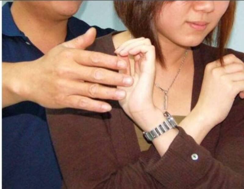 某知名复健诊所许姓物理治疗师，涉嫌猥亵女病患，被高雄高分院改判有罪。（情境照）