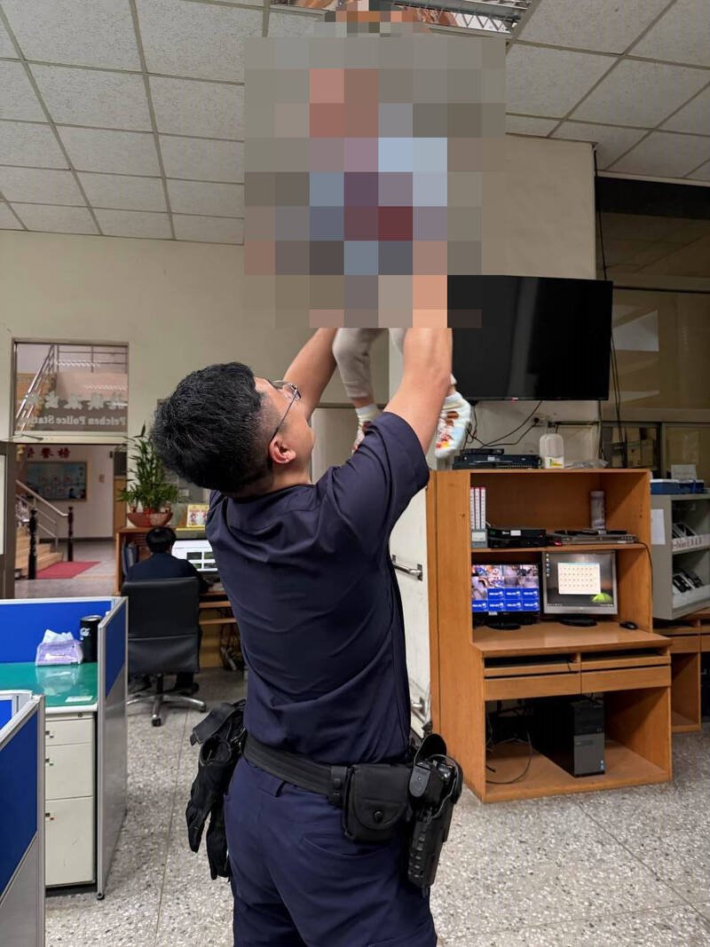 员警陪玩，安抚男童紧张情绪。（警方提供）