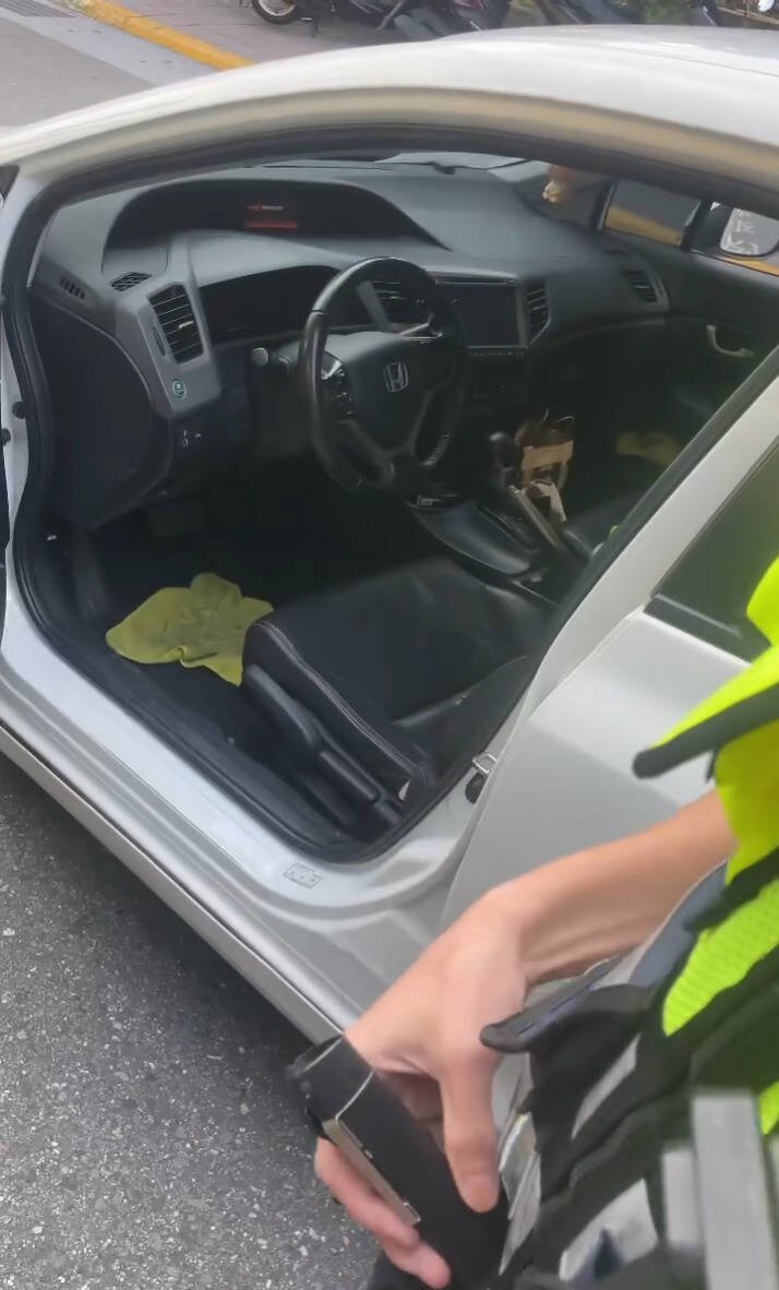 网友指控台北市保安警察大队员警在酒测拦查时态度不佳，甚至「钻进车内翻找」执法过度。（记者郑景议翻摄）