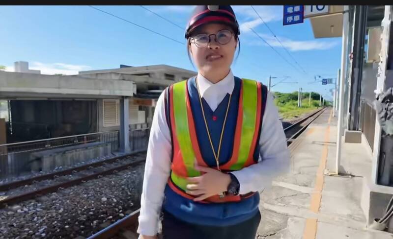 台铁公司志学站卢姓副站长，笑容甜美地服务旅客。（民众提供）