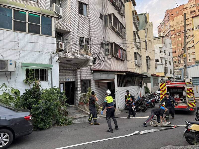 消防人员部署水线准备抢救。（图由警方提供）