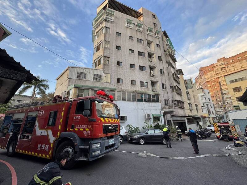 彰化市南校街某大楼冒烟，消防人员部署水线准备抢救。（图由警方提供）
