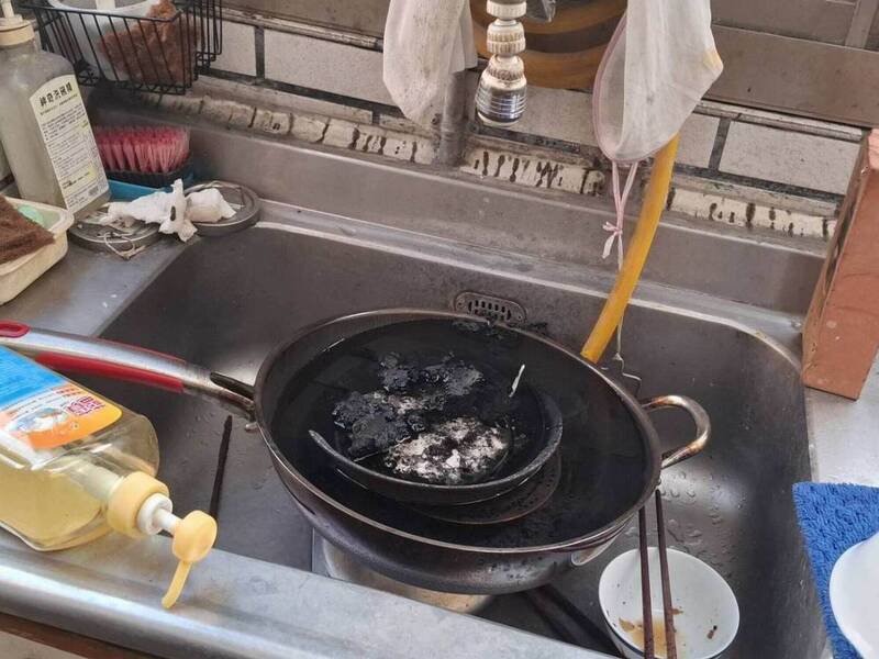 住户煮汤竟忘记跑去睡觉，整锅汤烧干冒浓烟险酿灾。（图由消防局提供）