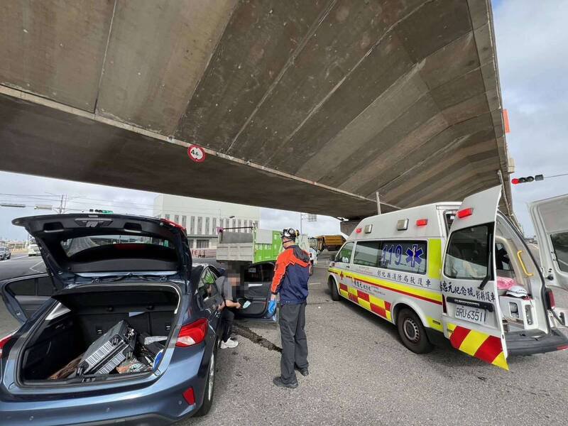 轿车与鹿港清洁队回收车碰撞，共造成3人受伤送医。（图由消防局提供）