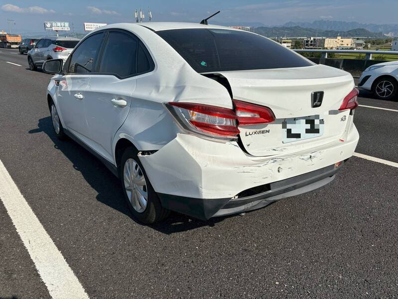 国3草屯段12日中午发生ˊ追撞车祸，1辆轿车车尾毁损。（警方提供）