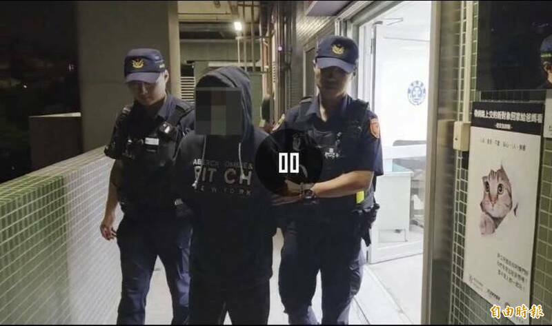 黄男（中）在台中丰原火车站售票大厅砍伤前女友母女。（资料照）