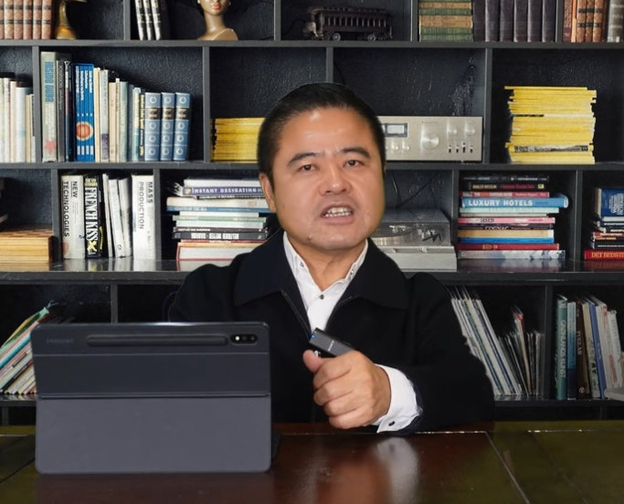 前中国官员李传良（见图）数年前潜逃美国成为异议人士后仍受北京监控，美联社报导，中国正运用日益强大的监控技术巩固国内权力并大幅提升海外监控力道，其中许多技术源自美国。（撷取自YouTube）