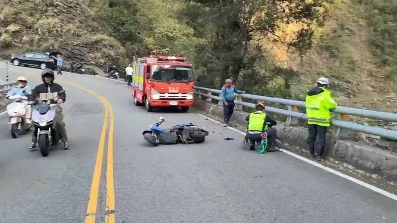 阿嬷自撞坠落桥下，机车撞坏在路上。（里港警分局提供）