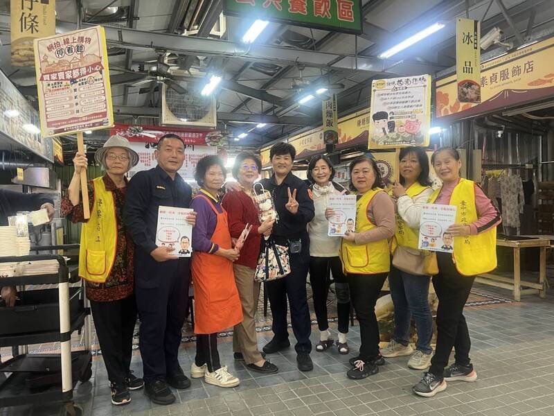 台中市乌日分局大肚分驻所女所长陈名臻（中）亲切又接地气，加深婆婆妈妈防诈观念。（警方提供）