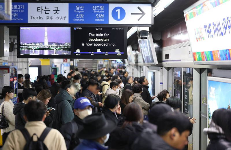 南韩政府研拟允许外国游客刷境外信用卡搭乘地铁、公车等大众交通工具。（欧新社）