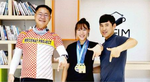 南韩小学6年级角力全国冠军选手林夏京（中），向总统李在明递交请愿书，希望水下爆破大队开放女性服役。（图撷自이용화脸书）