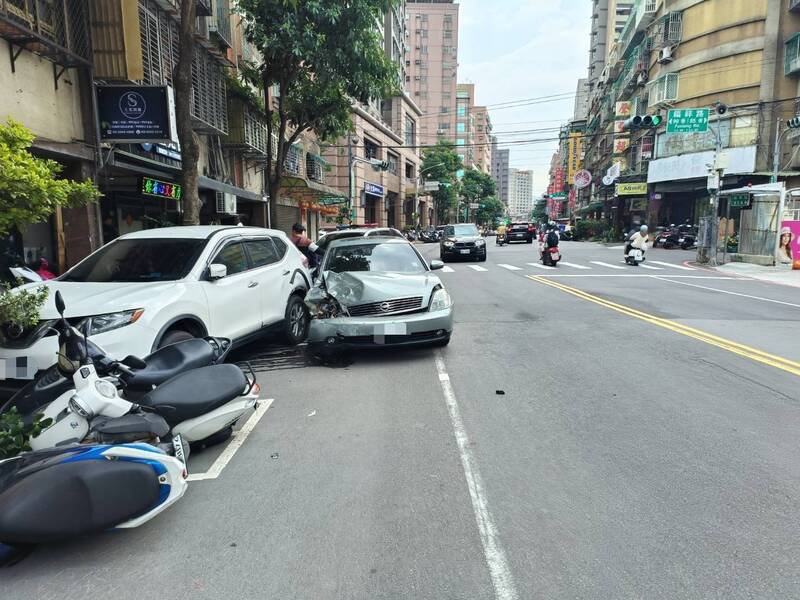 许男驾驶自小客车行经新北中和区时，疑因方向盘异常导致车辆右偏，连续撞上路边停放休旅车及3辆机车后才停下。（记者陆运锋翻摄）