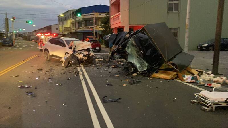 斗南镇清晨6点多发生3车意外，其中货车车头几乎全毁，「身首异处」。（民众提供）