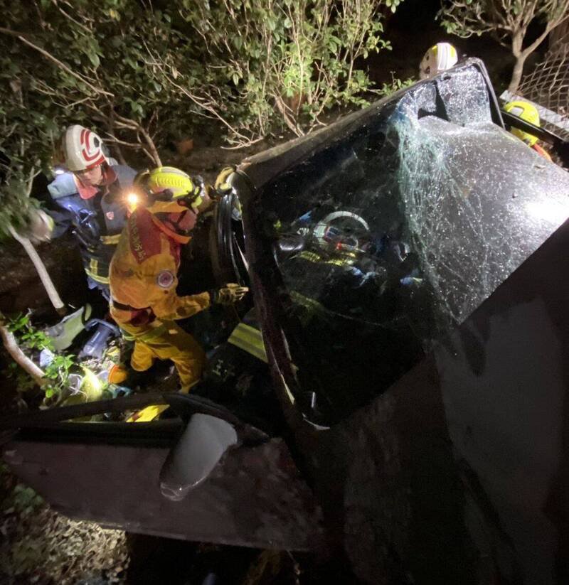 台中西屯区西屯路，昨晚发生民众驾车自撞路树意外，整辆休旅车扭曲变形，驾驶、乘客都受困车内，消防人员进行抢救。（记者陈建志翻摄）