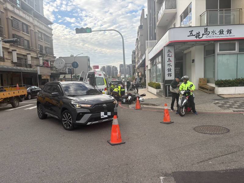台中一名35岁西姓菲律宾籍移工，今天早上在南屯区岭东路、文山三街口，与一辆转弯休旅车擦撞后又撞上号志杆不治。（记者陈建志翻摄）