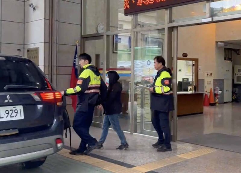 警方将丁女移送法办。（记者吴升儒翻摄）