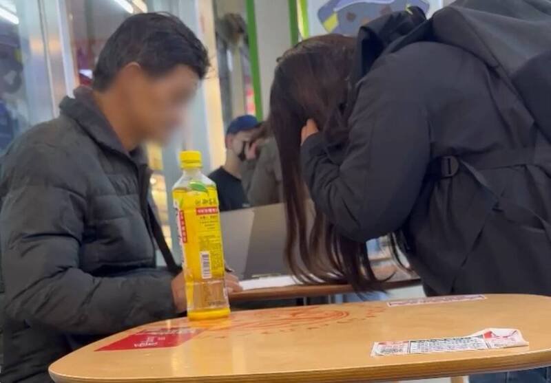 警方锁定前来取款的女车手，确认身分后当场将他逮捕。（记者吴升儒翻摄）