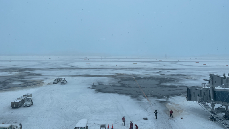 日本北海道新千岁机场受大雪影响，120架次航班取消。（图撷自「@samo_oyo」X帐号）