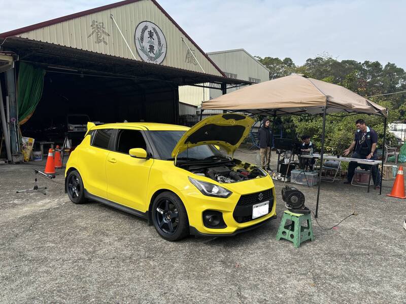 东山咖啡季、白河采果泡汤，冬季观光热潮，山区改装车噪音引民怨，白河警分局昨日进行联合稽查，拦检汽、机车85辆，取缔各式违规不法共24件。（警方提供）