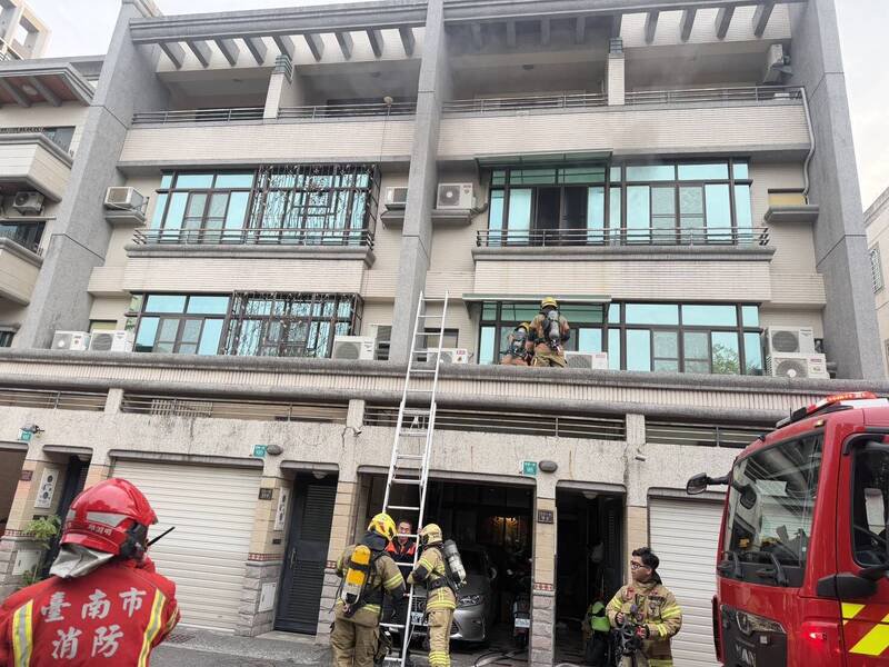 消防人员架梯进入台南北区育德一街的失火民宅二楼救人。（民众提供）