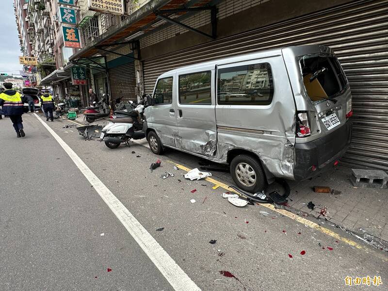 路旁车辆被撞凹陷。（记者吴升儒摄）