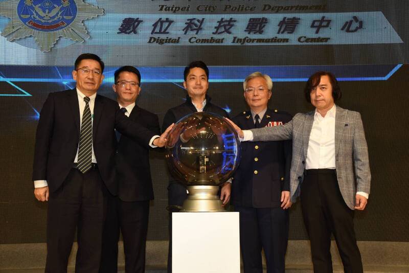 台北市长蒋万安（中）过去曾视察台北市警局的数位科技战情中心。（记者王冠仁翻摄）