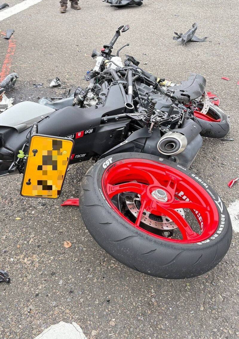 台中刘姓男子今天上午骑乘重机，行经北屯区廍子路疑似自撞护栏，并喷飞到桥下，现场重机零件散落一地。（记者陈建志翻摄）