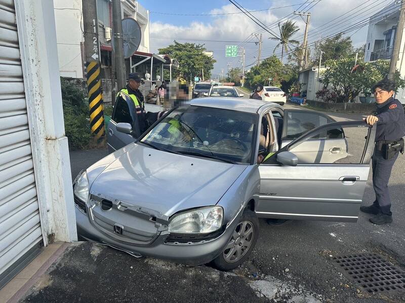 梁男使用丧尸烟弹后毒驾，竟波及民宅。（警方提供）