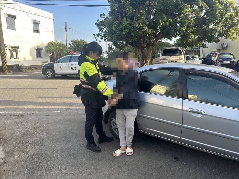 梁男使用丧尸烟弹后毒驾，竟波及民宅。（警方提供）