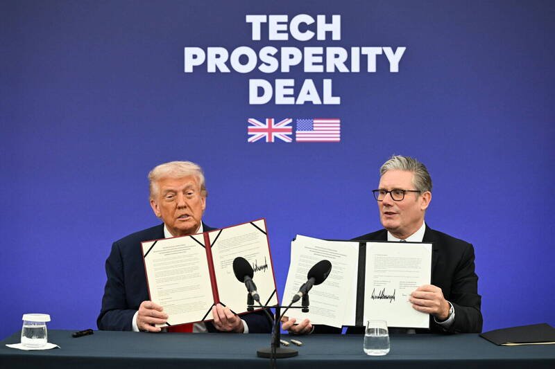 美国总统川普与英国首相施凯尔在9月时签署科技繁荣协议，但目前传出美方有意暂停执行。（欧新社）