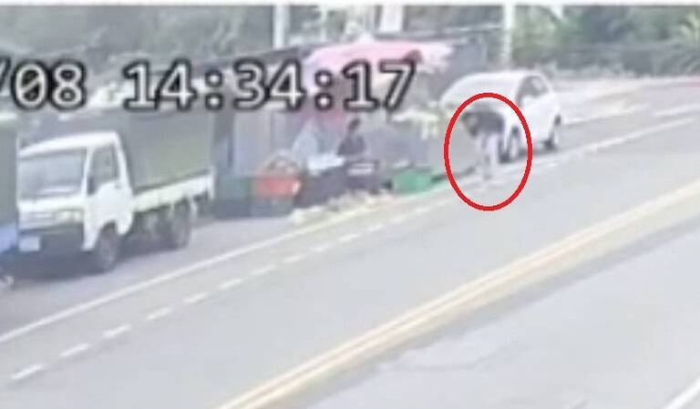 花莲31岁王姓男子日前喝醉步行在花莲市重庆路上，突然在一处摊商前不胜酒力呕吐遭斥责，王男心生不满竟殴打摊商并拿出折叠刀猛刺，行凶后逃逸遭警方逮捕。（民众提供）